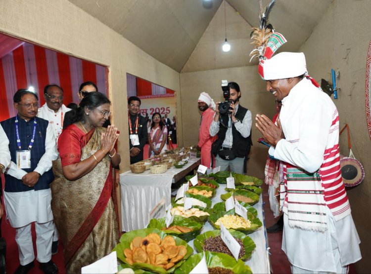 सरगुजा जिले में आयोजित कार्यक्रम में राष्ट्रपति श्रीमती द्रौपदी मुर्मु मुख्य अतिथि के रूप में हुईं शामिल