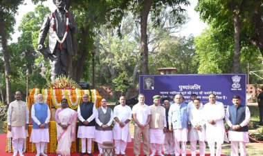 राष्ट्रपति, उप-राष्ट्रपति और प्रधानमंत्री ने महात्मा ज्योतिबा फुले की जयंती पर पुष्पांजलि अर्पित की