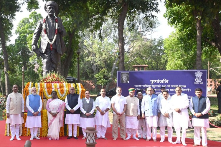 राष्ट्रपति, उप-राष्ट्रपति और प्रधानमंत्री ने महात्मा ज्योतिबा फुले की जयंती पर पुष्पांजलि अर्पित की